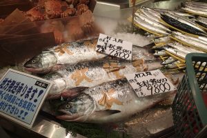 店頭に並ぶ北隆丸ブランドの秋鮭