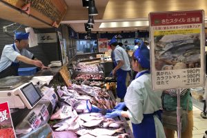 パーシャル窒素氷詰めして納入した猿払産の魚介_北隆丸_オホーツク活魚