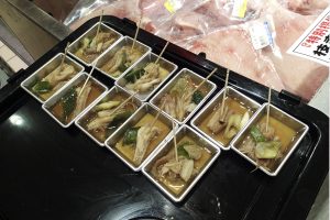 枝幸産真かすべの店頭試食_北隆丸_オホーツク活魚