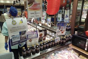 枝幸産真かすべと煮魚名人の店頭販売_北隆丸_オホーツク活魚
