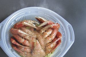 オホーツク流氷明け毛蟹を電子レンジで加熱