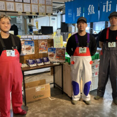 猿払村漁協の若手ホタテ漁師軍団×猿払村 鮭定置 網元 オホーツク活魚×「シハチ鮮魚店」狸COMICHI店～海とまちを近くする～